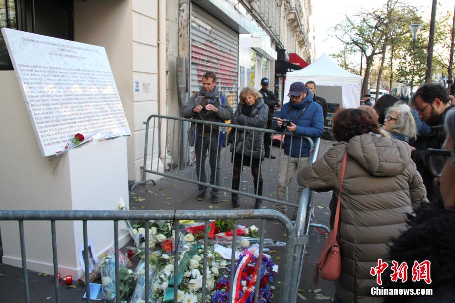 2018年11月13日是巴黎恐怖袭击三周年，民众在恐袭事发地之一巴黎巴塔克兰剧场前悼念。2015年11月13日的巴黎恐怖袭击造成130人遇难，其中有90人是在巴塔克兰剧场被害的。<a target='_blank' href='/'>中新社</a>记者 李洋 摄