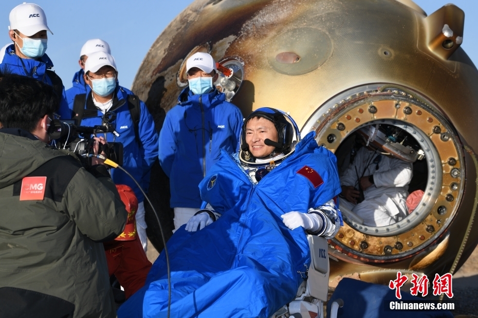 神舟十六号航天员乘组安全顺利出舱