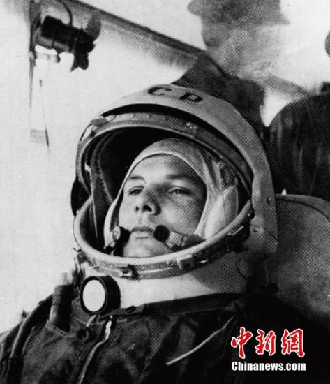 1961年，加加林完成了人类第一次进入太空飞行的壮举。