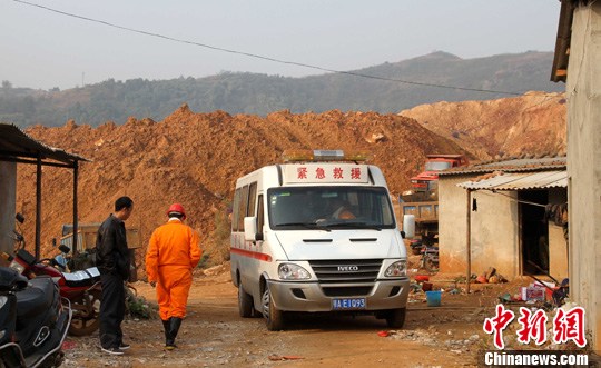 11月14日，紧急救援车停在事故矿井不远处，等待救援 。发 张畅 摄