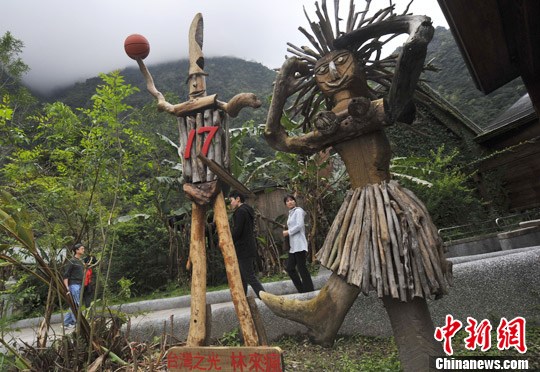 一尊太鲁阁版的全美篮球名将林书豪的塑像，竖立在台湾花莲县太鲁阁国家公园立德布洛湾山月村的大堂前。中新社记者 贾国荣 摄