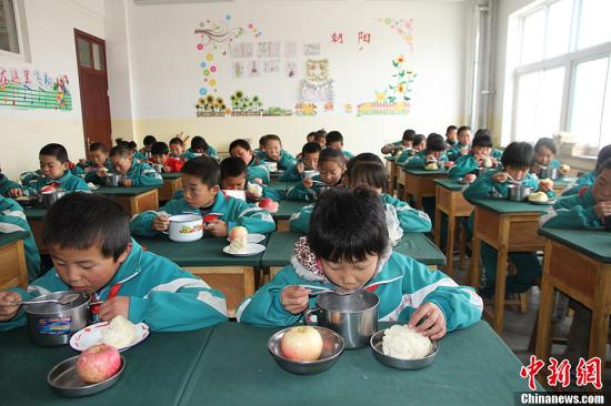 资料图：天祝藏族自治县华藏寺镇教育辅导站岔口驿小学的学生们在享受“营养早餐”。张道正 摄