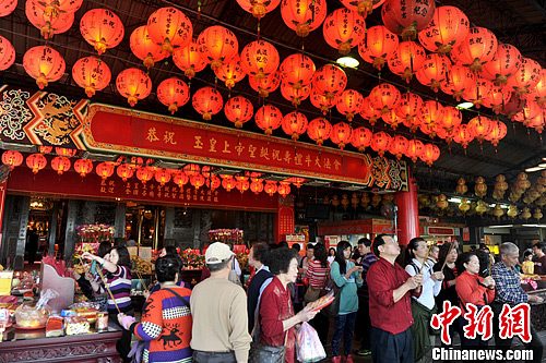 资料图：台湾民众春节纷纷前往各大寺庙拜庙祈福。中新社发 王东明 摄