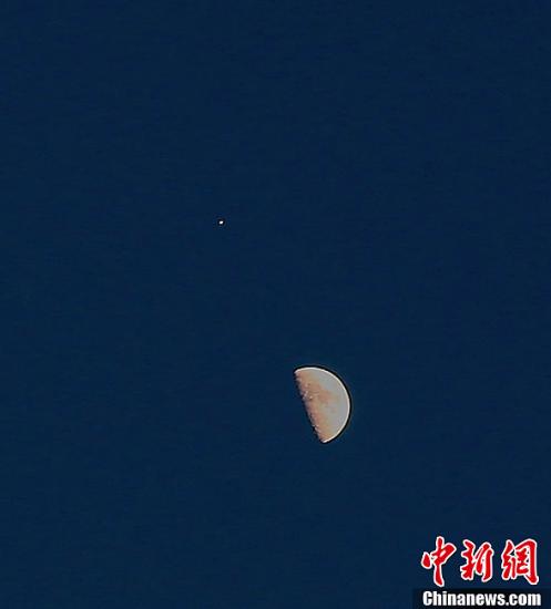 2月18日晚，新疆阿勒泰地区富蕴县拍摄的“木星合月”美丽天象。据天文专家介绍，所谓的行星合月，就是行星和月亮正好运行到同一经度上，两者距离达到最近。一年中，行星合月的天象可达几十次之多，不过不是每次都能看到。丁宁 摄