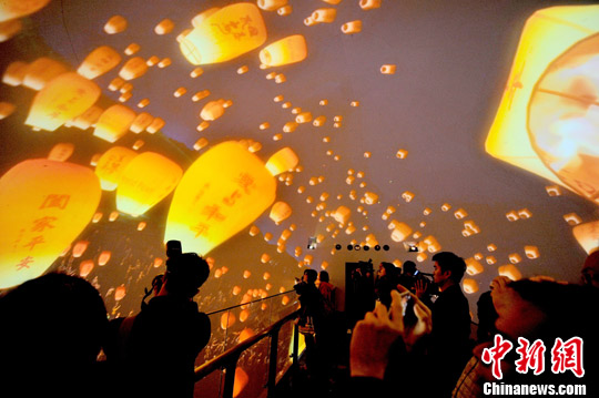 2月19日，民众在台湾新竹市首座720度全天域剧场观看天灯。中新社发 王东明 摄