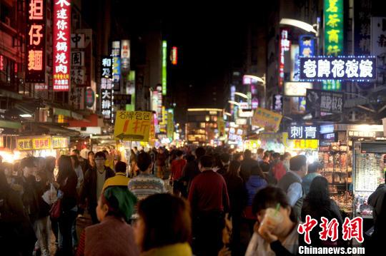 资料图：台湾高雄六合夜市人潮涌动。中新社发 王东明 摄
