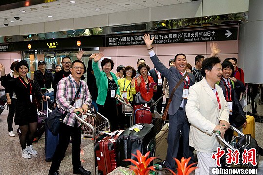 资料图：旅客抵达台湾桃园机场。中新社发 王东明 摄