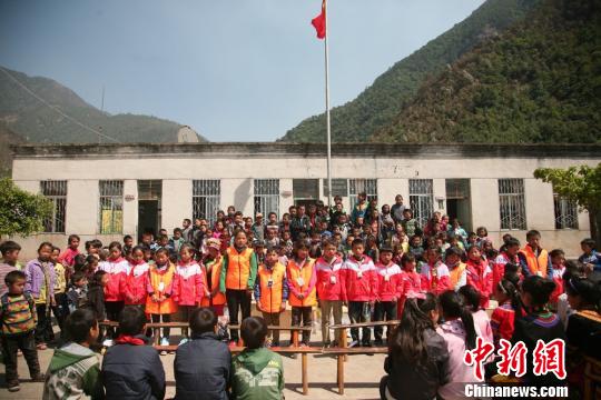 资料图：四川凉山逾400名偏远农村小学生接受社会捐助。　高寒　摄