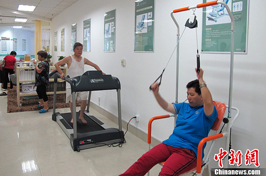 5月29日，在厦门市思明区莲前街道便民服务中心内，辖区老年人正在日托服务中心健身康复训练保健室内健身锻炼。中新社发 杨伏山 摄