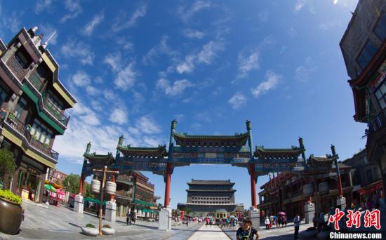 资料图：北京城区上空蓝天白云。中新社发 郭俊锋 摄 