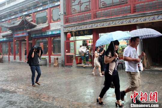 7月15日中午，一场大雨突降太原，雨中的太原食品街古色古香别有一番韵味。张云　摄