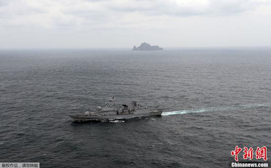 资料图：当地时间2013年10月25日，韩国“独岛日”当天，韩国在“独岛”(日本称“竹岛”)周边海域举行联合防御军演。