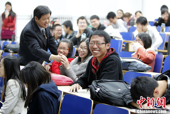 11月7日晚，知名心理咨询师杜胜祥在北京航空航天大学举行《透过爱情歌曲看爱情》讲座，通过学生们朗朗上口的爱情歌曲，引导年轻人如何正确表达情感。图为讲座现场，师生互动笑声不断。中新社发 张宇 摄