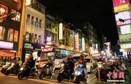 在台湾，摩托车被称为“机车”，不少家庭都是3、4辆，台湾男女老少大多数会骑摩托车。大街小巷，排满了摩托车，密度之高居全球第一。摩托车阵已经成为台湾城镇的一道著名景观，台湾享有“摩托车背上的宝岛”之美誉。图为摩托车阵穿梭在台北街头。中新社发 赵隽 摄