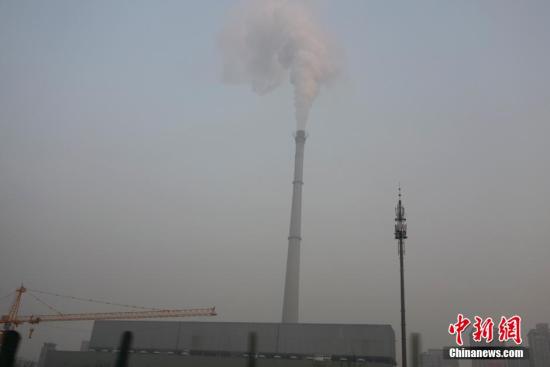 资料图：北京四惠一座烟囱排放废气。廖攀 摄