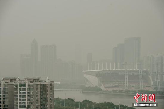 资料图：广州雾霾天气。中新社发 龙宇阳 摄