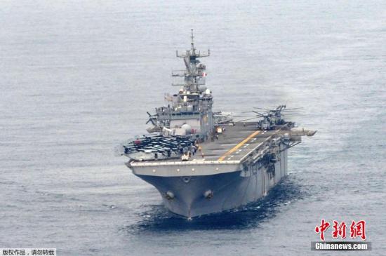 当地时间2014年3月31日，韩国浦项，韩美联合登陆演习(CJLOTS)进行，美国海军多用途两栖攻击舰“好人理查德(LHD-6 USS Bonhomme Richard)”号亮相军演，该演习是韩美年度军事演习“雏鹰”的一部分。据韩联社3月27日报道，韩美海军和海军陆战队27日开始举行名为“双龙”的联合登陆作战演习，演习将持续到4月7日。今年的参演兵力是1993年“团队精神”军演后的最大规模。