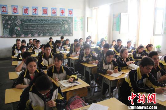 资料图：新疆南部9万余名高中生已享受免费义务教育。朱景朝 摄