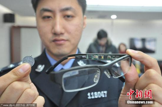 资料图：警方查获的考试作弊器等设备和作弊器械。黑与白 摄 图片来源：CFP视觉中国