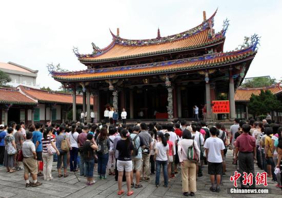 资料图：台湾考试季来临，考生与家长在台北孔庙祈福。中新社发 陈小愿 摄
