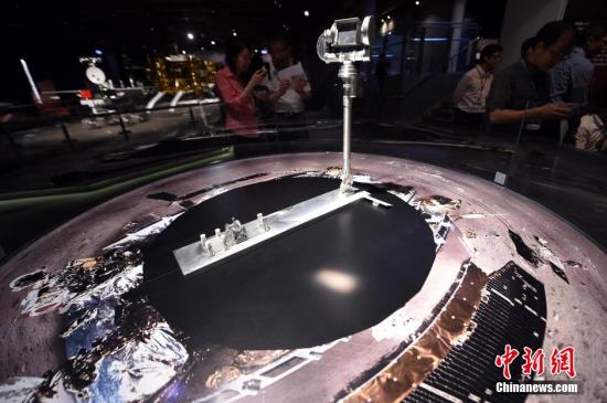资料图：“九天揽月――中国探月工程展”在香港科学馆展出。中新社发 张宇 摄