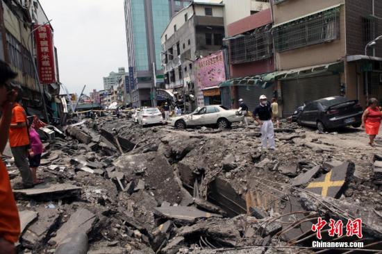 8月1日，台湾高雄市前镇区气爆废墟，场景惨烈，显见气爆威力巨大。当天临近子夜时分，当地发生重大的可燃气体外泄爆炸事故，破坏力惊人，造成人员大量人员伤亡。黄少华 摄