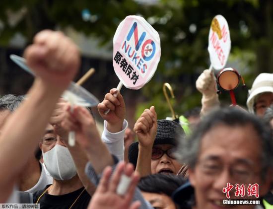 当地时间2014年8月8日，日本福岛，民众示威游行抗议东京电力公司将污水排到大海。作为福岛第一核电站核污水处理措施的一环，日本东京电力公司计划今后抽取遭受核污染的地下水，对其进行净化处理后再排入大海。东电公司就这一计划首次向福岛县的渔业人士进行了说明。据悉，对于东电公司的介绍，渔业人士纷纷提出质疑和不满，他们担心这一措施会进一步引起人们的臆测从而影响当地的渔业销量。
