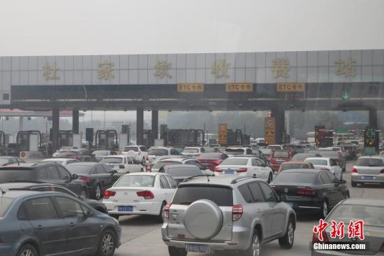 资料图：北京高速公路出城方向。中新社发 熊然 摄