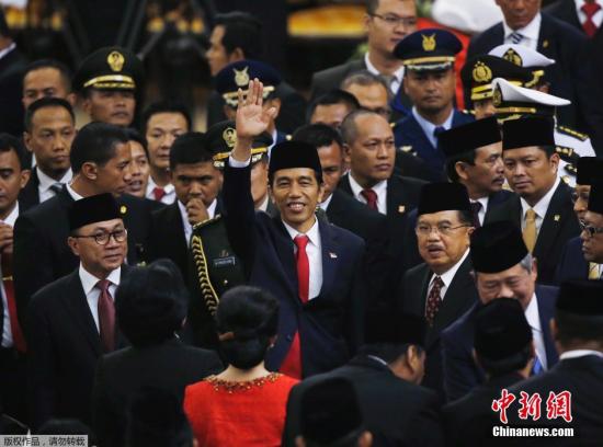 佐科威当天身穿黑色西装,头戴印尼传统帽,在印尼前任总统苏西洛,众多