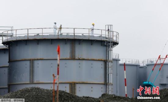 2014年11月13日消息，日本东电重启拆卸福岛核电站一号机防扩散罩工作。图为记者12日在东电福鸟第一核电站拍摄的现场情况。