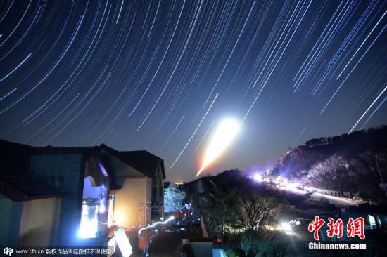 2014年12月13日，青岛城市星光公园，双子座流星雨进入主要活动时间。14日晚，双子雨将进入极大期，每小时的流量将达到120颗。周昆 摄 图片来源：CFP视觉中国