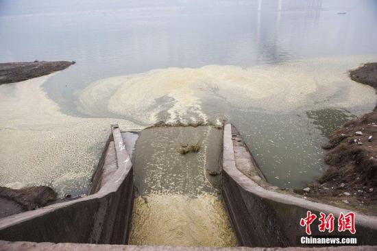 资料图：污水排放进入长江。图片来源：CFP视觉中国