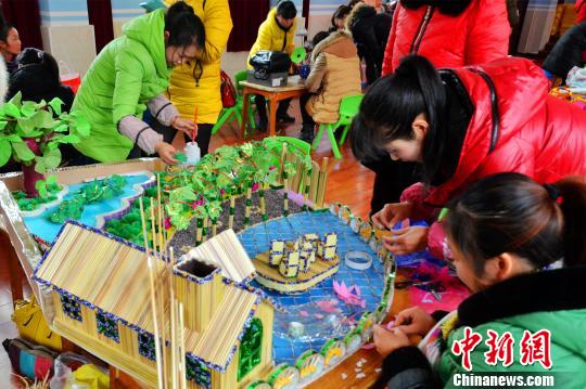 资料图：幼儿园老师在进行环保手工大赛。王贤银 摄