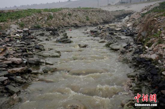 资料图：陕西安康污水直排进汉江，污水横流环境恶劣。中新社发 图片来源：CNSPHOTO