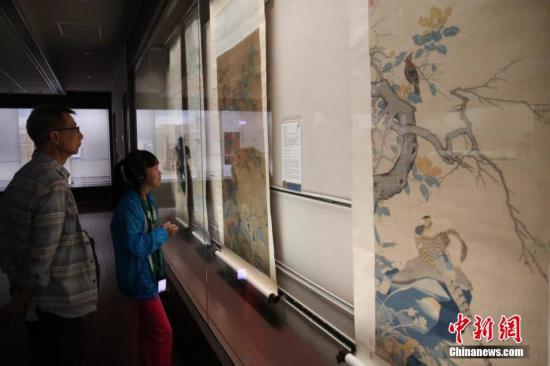 4月1日，民众在台北故宫博物院内欣赏“十指春风――缂绣与绘画的花鸟世界”特展。该展以“观物之生”、“装饰之美”、“构物之趣”、“寓兴之意”与“技艺之妙”等五单元，呈现宋代至清朝跨越千年的花鸟艺术创作世界。3月31日起，台北故宫连续推出“皇帝的镜子――清宫镜鉴文化与典藏”、“毫素风采――明末清初的女性绘画”等三个特展，吸引民众关注。中新社发 陈小愿 摄
