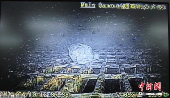 资料图：向日本福岛第一核电站1号机组的反应堆安全壳内投入的棒状机器人，拍摄的反应堆图片。