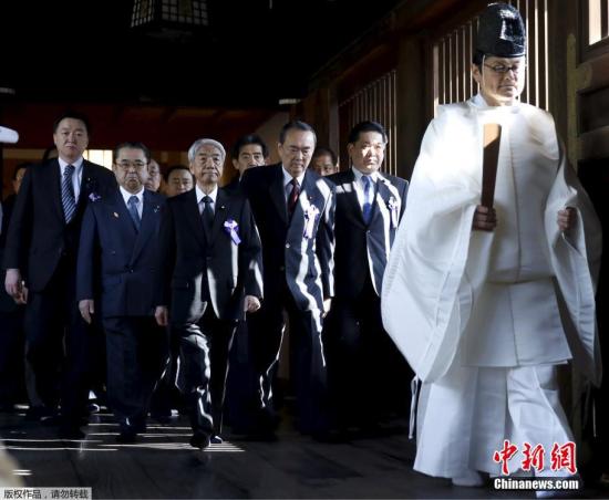 资料图：一批日本议员抵达靖国神社进行参拜。