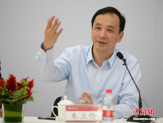5月4日，中国国民党主席朱立伦访问北京大学，与北京大学师生座谈。 中新社发 侯宇 摄