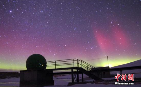资料图：中国南极中山站夜空再现神奇壮丽的极光。中新社发 王刚毅 摄