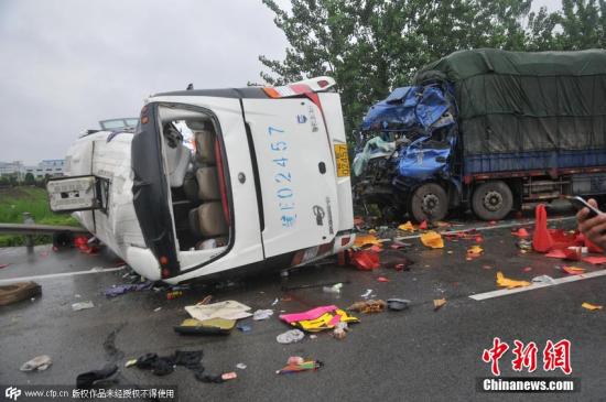 资料图：2015年6月26日，安徽芜湖，芜马高速发生一起重大道路交通事故。吴文 摄 图片来源：CFP视觉中国