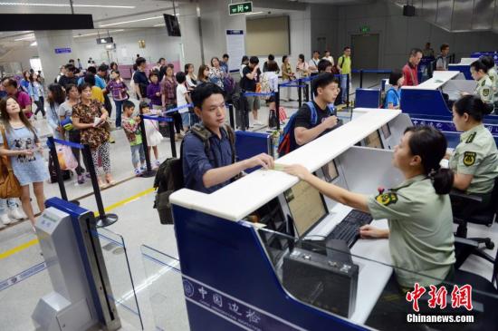 资料图：台湾同胞在福州长乐国际机场办理入境手续。中新社发 刘可耕 摄