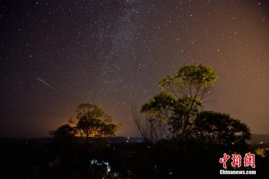 资料图：在达州市开江县普安镇宝塔坝，一颗流星划过夜空。 鸿雁 摄