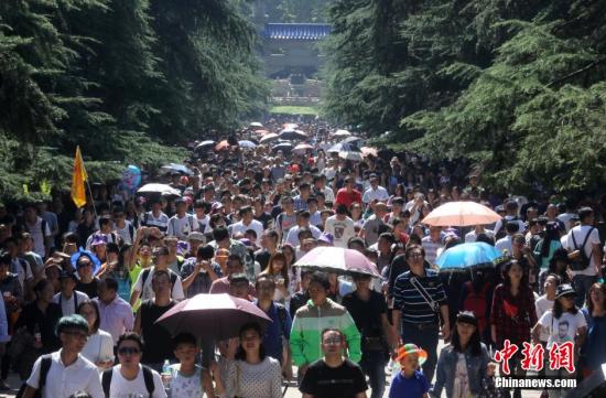 资料图：大批游客在南京中山陵参观。中新社记者 泱波 摄