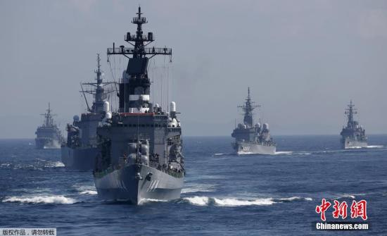 资料图：日本海上自卫队舰艇编队航行。