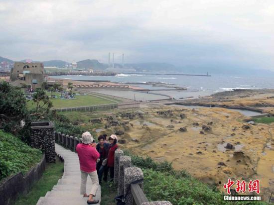 10月21日，中国传统的重阳节。台湾一些老人来到位于基隆的和平岛海角乐园登高望远，享受这里天海一线的海岸景观。和平岛是基隆一个具有浓厚的历史背景且具有异国风情的地方，原来是一个独立海岛，后来兴建的和平桥与基隆相连而成“陆连岛”，由于终年受到东北季风吹袭以及海浪拍打侵蚀影响，形成和平岛的天然奇特景观。蓝天、白云、生态、海洋是和平岛海角乐园的主要元素。中新社记者 任海霞 摄