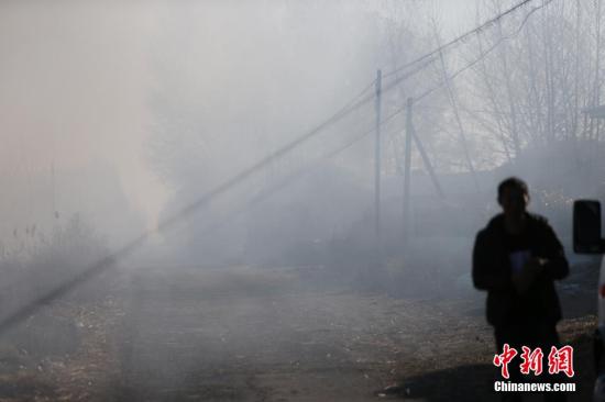 10月28日，吉林洮南，中科院东北地理所调查小组依据卫星拍摄到的火点追查秸秆焚烧情况。图为洮南市城外的甜水村，村民在焚烧稻草秸秆。孙立国 摄 图片来源：视觉中国