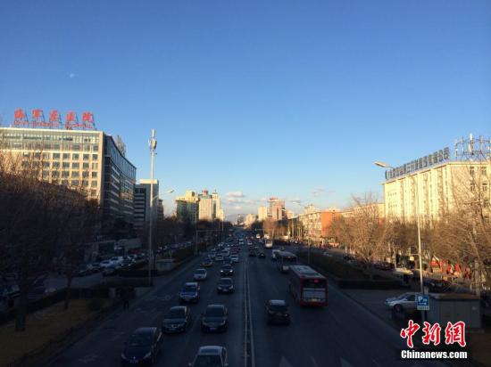 资料图：北京蓝天。 中新网记者 李霈韵 摄