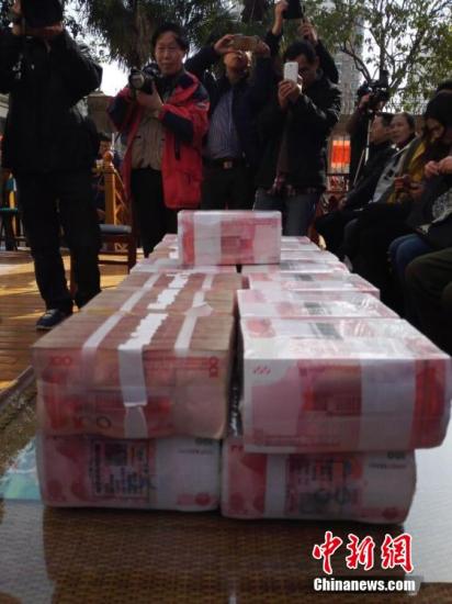 资料图：中华慈善家涂汉江向劳动模范、抗战老兵、贫困户等捐献价值666万元的款物。贾雪梅 摄 图片来源：视觉中国