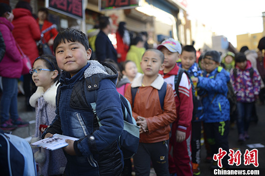资料图：小学生排队走出校园。 中新社记者 刘文华 摄