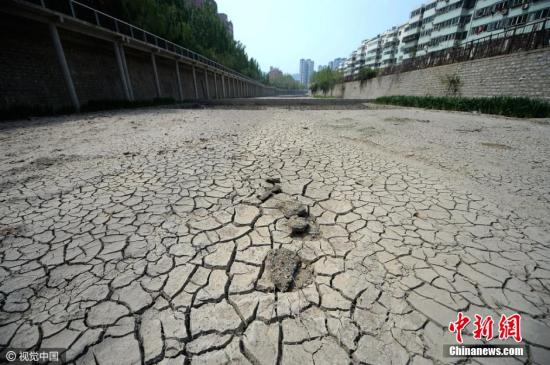 资料图：因干旱而龟裂的土地。图片来源：视觉中国